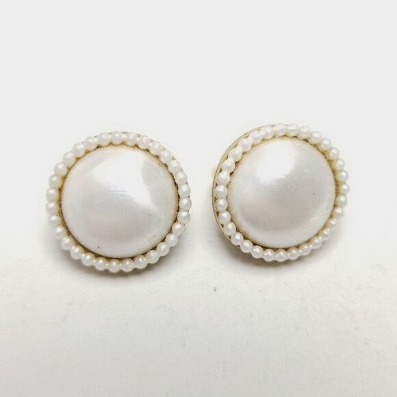 Vintage Crown Trifari Faux Pearl Clip On Earrings, Cream Color, Signed Estate - Picture 1 of 7